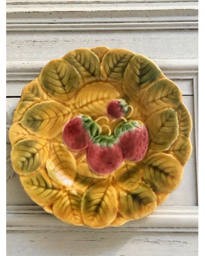 Assiette à dessert Sarreguemines, en Barbotine, décor fraise 1920-1950