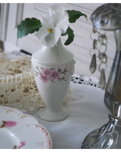 Petit vase porcelaine de paris blanc decor fleurs
