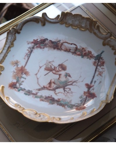 Plat porcelaine de Limoges décor romantique angelot