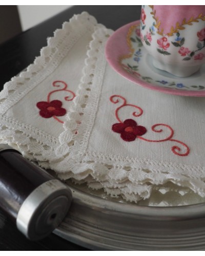 2 serviettes à thé, 100% Lin blanc déco fleur brodé à la main