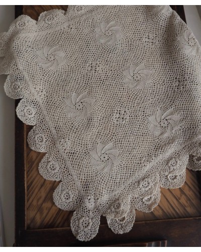 CROCHET LACE TABLE RUNNER WITH FLOWER PATTERN