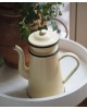 クリーム色の琺瑯製コーヒーポット