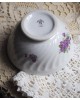 Bol en porcelaine de France sur piedouche motifs bouquet de violettes