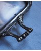 Petit plateau en métal argenté avec des anses et un napperon fait au crochet blanc