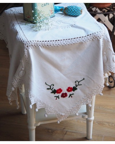 手編みレースと手刺繍のついたテーブルクロス　正方形