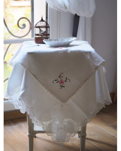 Petite nappe à thé en coton, carrée , broderie de fleurs faites main