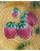 Assiette à dessert Sarreguemines, en Barbotine, décor fraise
