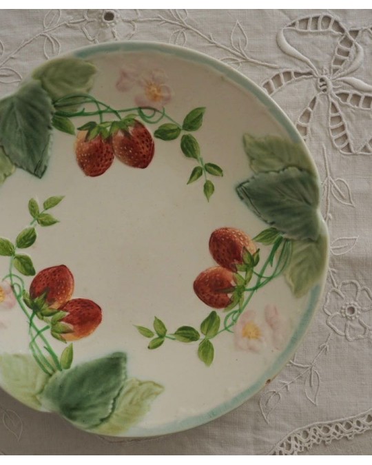 Assiette barbotine décor pensées, Choisy le roi HB & Cie