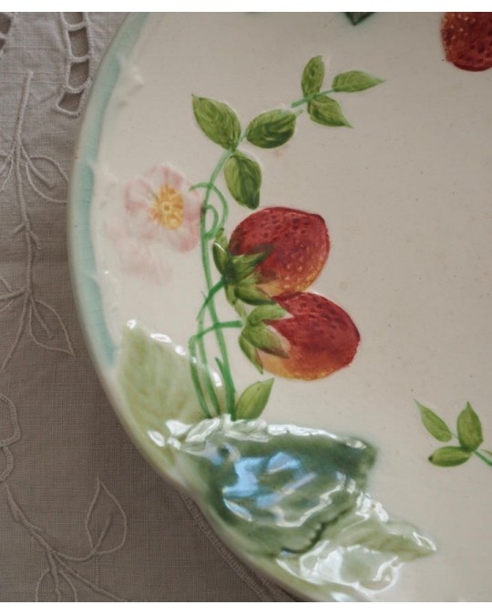 Assiette barbotine décor pensées, Choisy le roi HB & Cie Assiette barbotine décor pensées, Choisy le roi HB & Cie