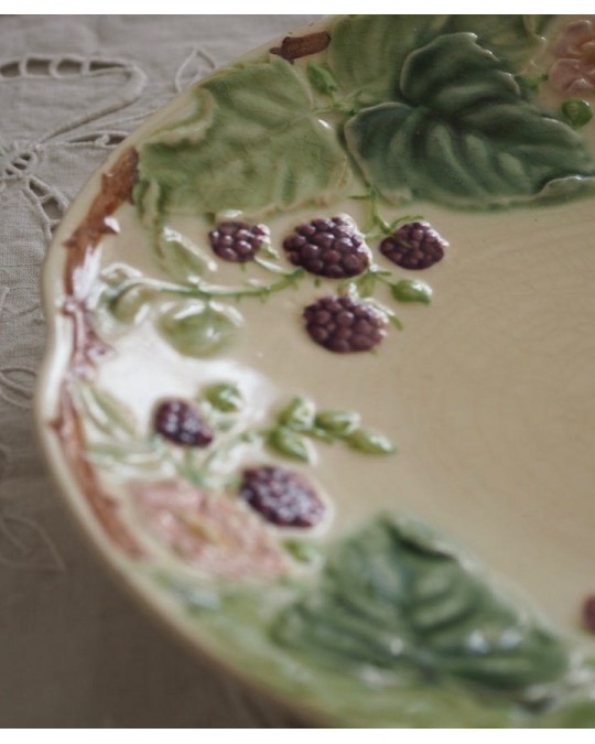 Assiette barbotine décor mures Choisy le roi HB & Cie