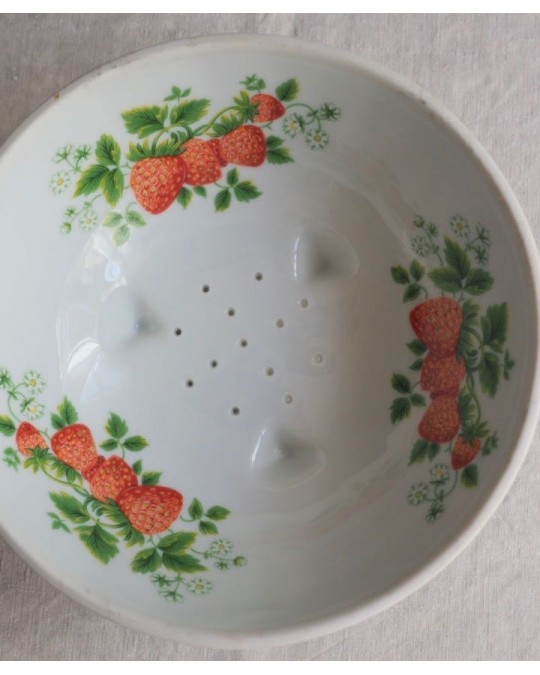 Egouttoir à fruit décor fraises porcelaine de Limoges - villamontrose.shop