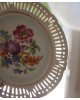 Lot 2 petite assiettes à bordure ajourée en porcelaine décor des fleurs ver 1920