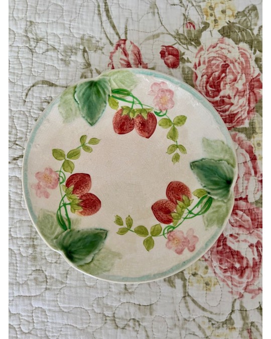 Assiette barbotine décor fraises, Choisy le roi HB & Cie Assiette barbotine décor fraises, Choisy le roi HB & Cie